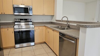 8040 N Nob Hill Rd in Tamarac, FL - Building Photo - Building Photo