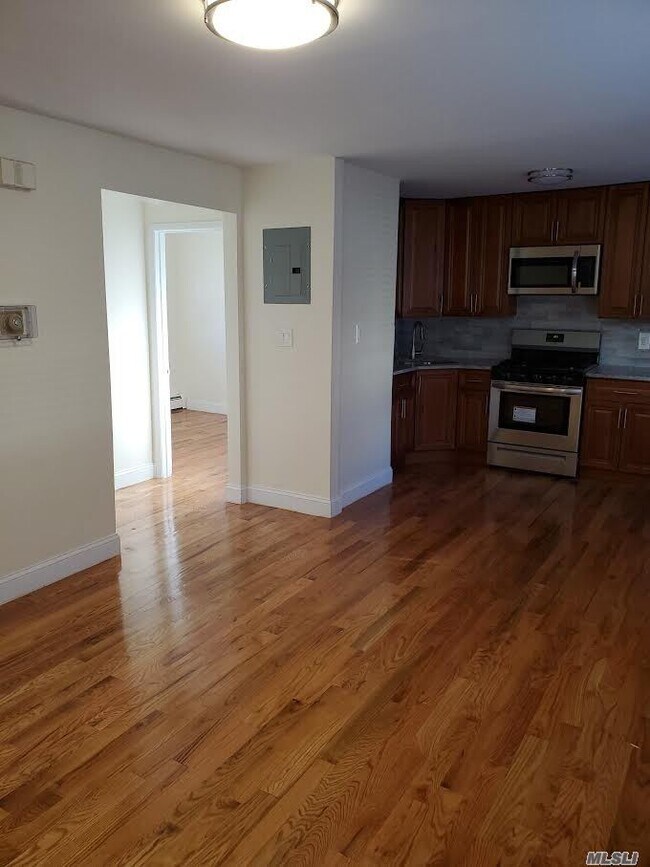 250-02 Weller Ave-Unit -1st FL in Queens, NY - Foto de edificio - Building Photo