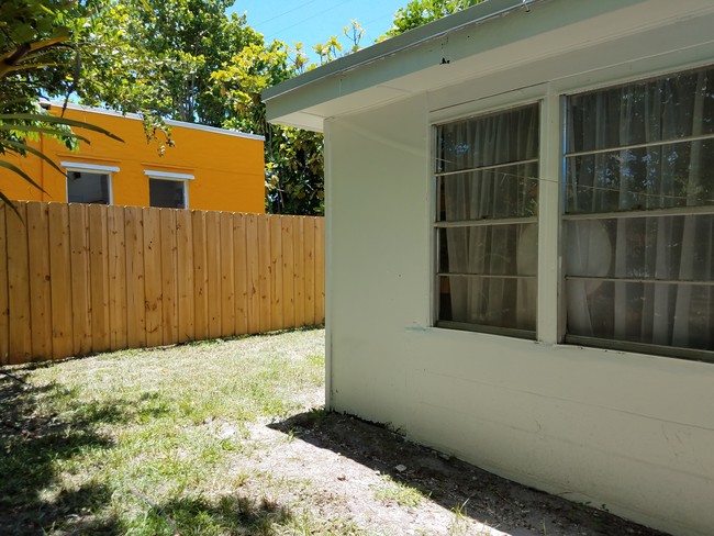 Dania Duplex in Dania Beach, FL - Foto de edificio - Building Photo