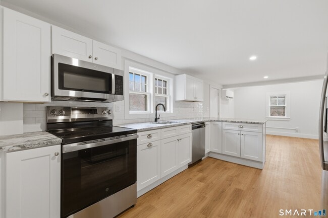 98 W Main St in Chester, CT - Building Photo - Building Photo