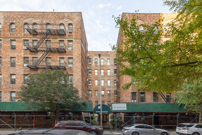 Emily Court Apartments in New York, NY - Foto de edificio - Building Photo