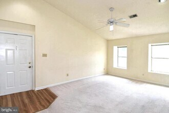 7705 Lafayette Forest Dr in Annandale, VA - Foto de edificio - Building Photo