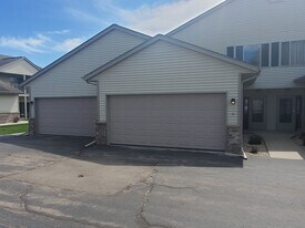 967 Roseland Dr, Unit 2 in Kewaskum, WI - Building Photo