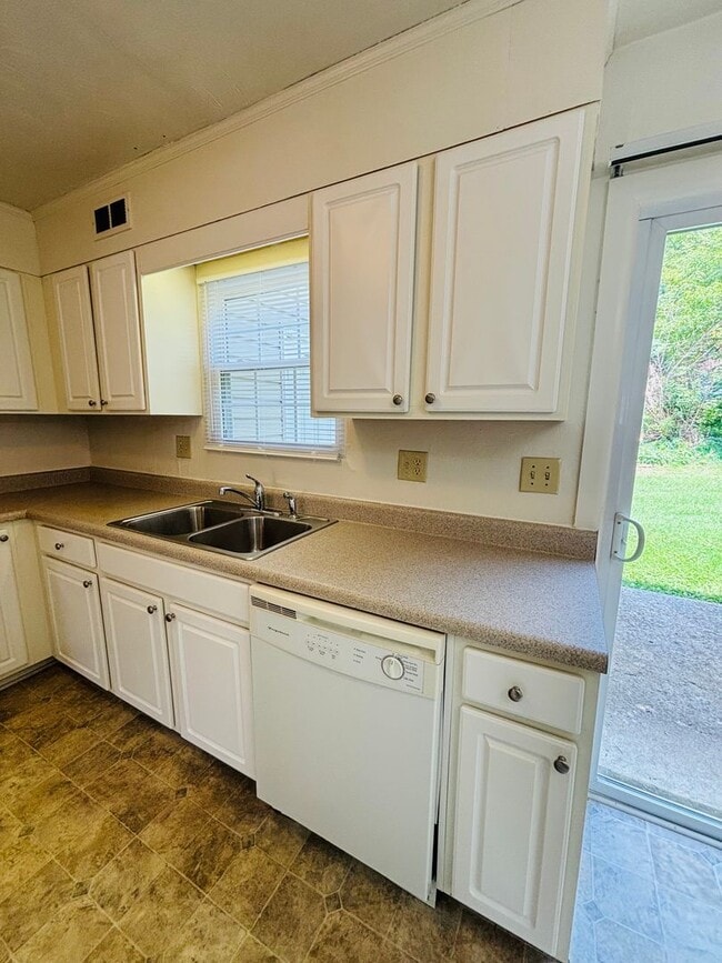 Carriage Hill Townhomes in Blacksburg, VA - Building Photo - Building Photo