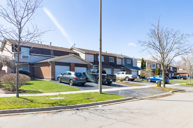 37 Phalen Cres in Toronto, ON - Building Photo - Building Photo