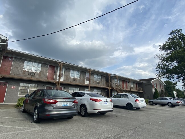 Colonial House Apartments in Louisville, KY - Building Photo - Building Photo