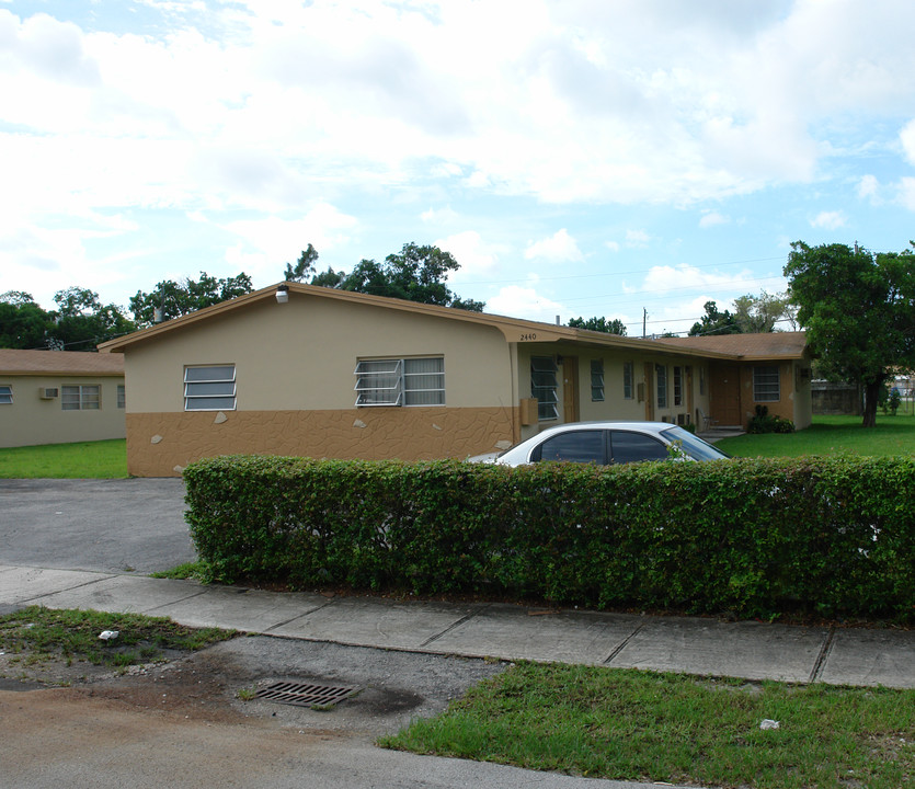 2440 NE 188th St in Miami, FL - Foto de edificio