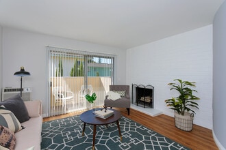 French Court Apartments in Arcadia, CA - Foto de edificio - Building Photo