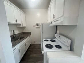 Flint 301 S Kenmore LLC in Los Angeles, CA - Building Photo - Interior Photo