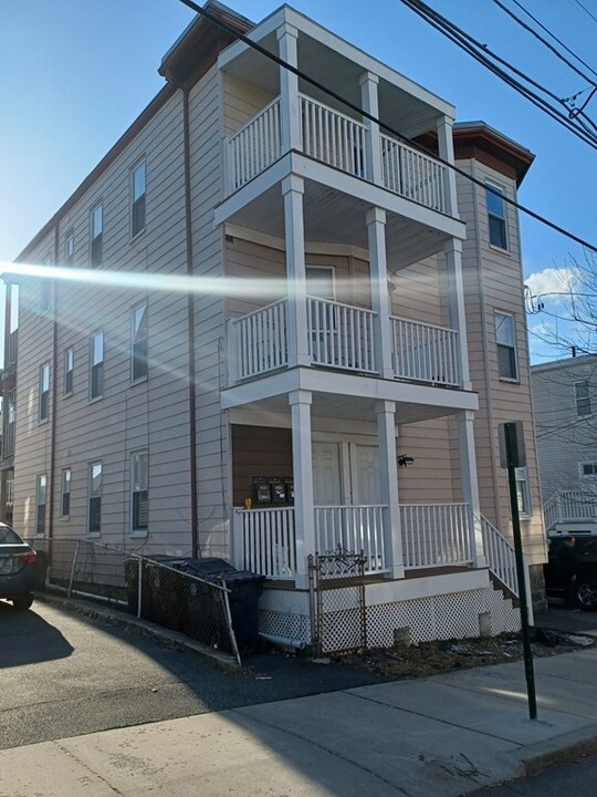 63 Chestnut St-Unit -1 in Everett, MA - Building Photo