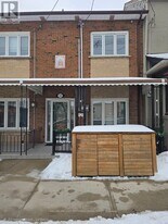 18 Palmerston Ave in Toronto, ON - Building Photo