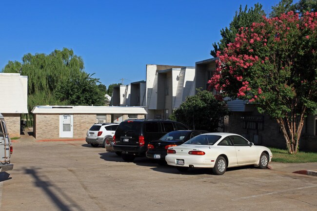 Woodward Manor in Oklahoma City, OK - Building Photo - Building Photo