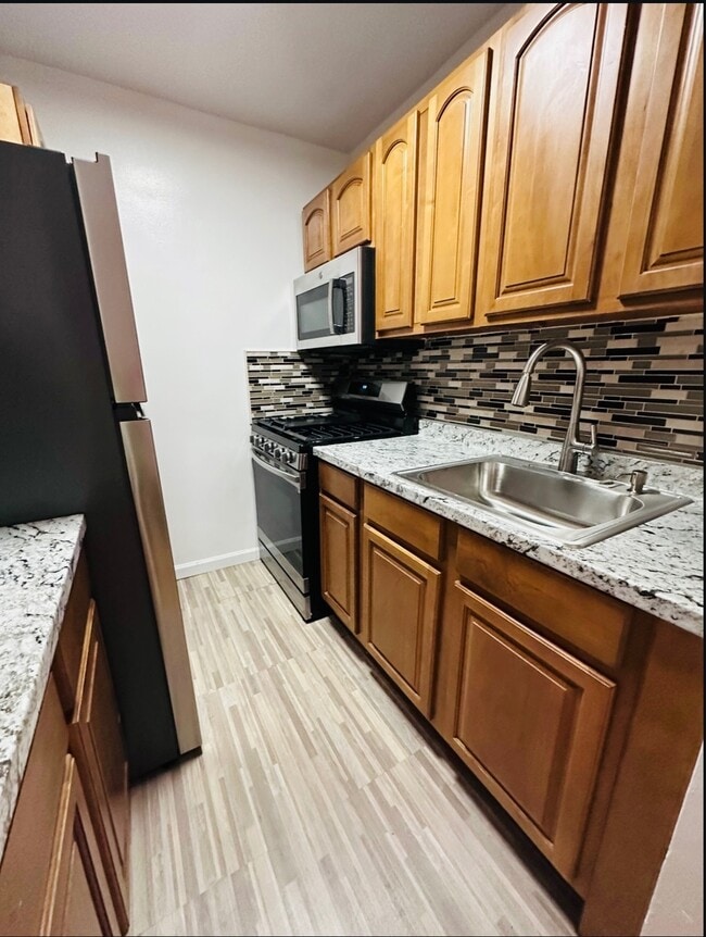 210 Atlantic Ave in Lynbrook, NY - Foto de edificio - Building Photo