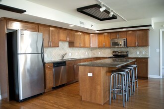 600 Admiral Blvd in Kansas City, MO - Foto de edificio - Building Photo