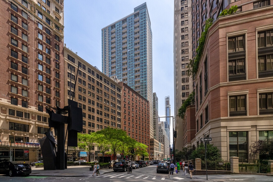 101 Maiden Ln in New York, NY - Building Photo