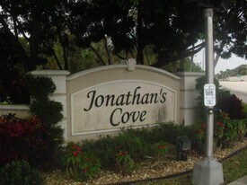 4616 Palmbrooke Cir in West Palm Beach, FL - Building Photo