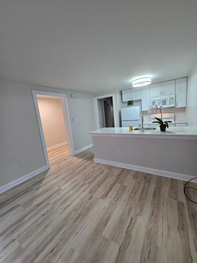 271 Hudson Ave, Unit Garden Floor