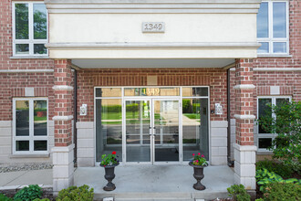 Park Laurel in Des Plaines, IL - Building Photo - Building Photo