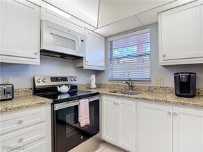 200 Turtle Lake Ct in Naples, FL - Building Photo - Building Photo