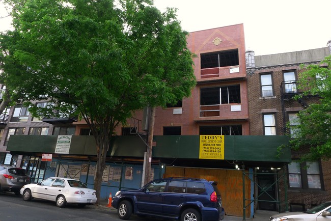 2759 Crescent St S in Long Island City, NY - Building Photo - Building Photo