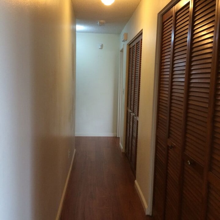 1349 Ala Napunani St in Honolulu, HI - Building Photo