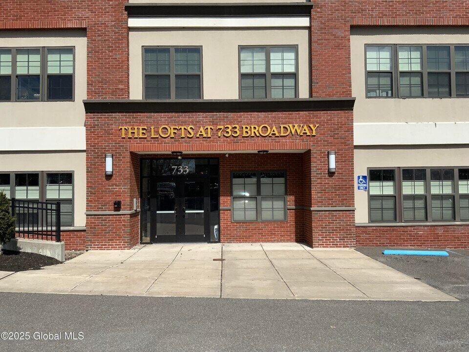 733 Broadway in Albany, NY - Building Photo