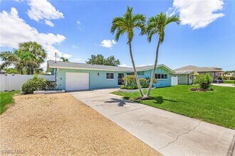 5329 Cortez Ct in Cape Coral, FL - Foto de edificio - Building Photo
