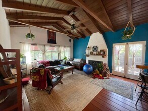 5046 La Roda Ave in Los Angeles, CA - Building Photo - Building Photo