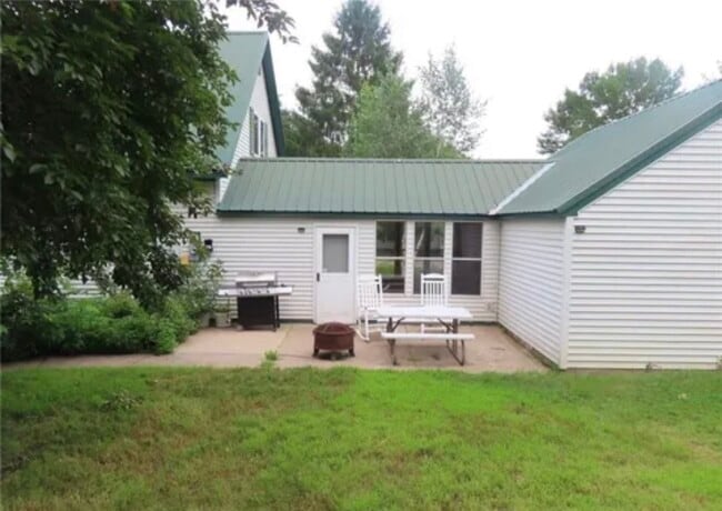 11349 Elliot Ave NW in Maple Lake, MN - Foto de edificio - Building Photo