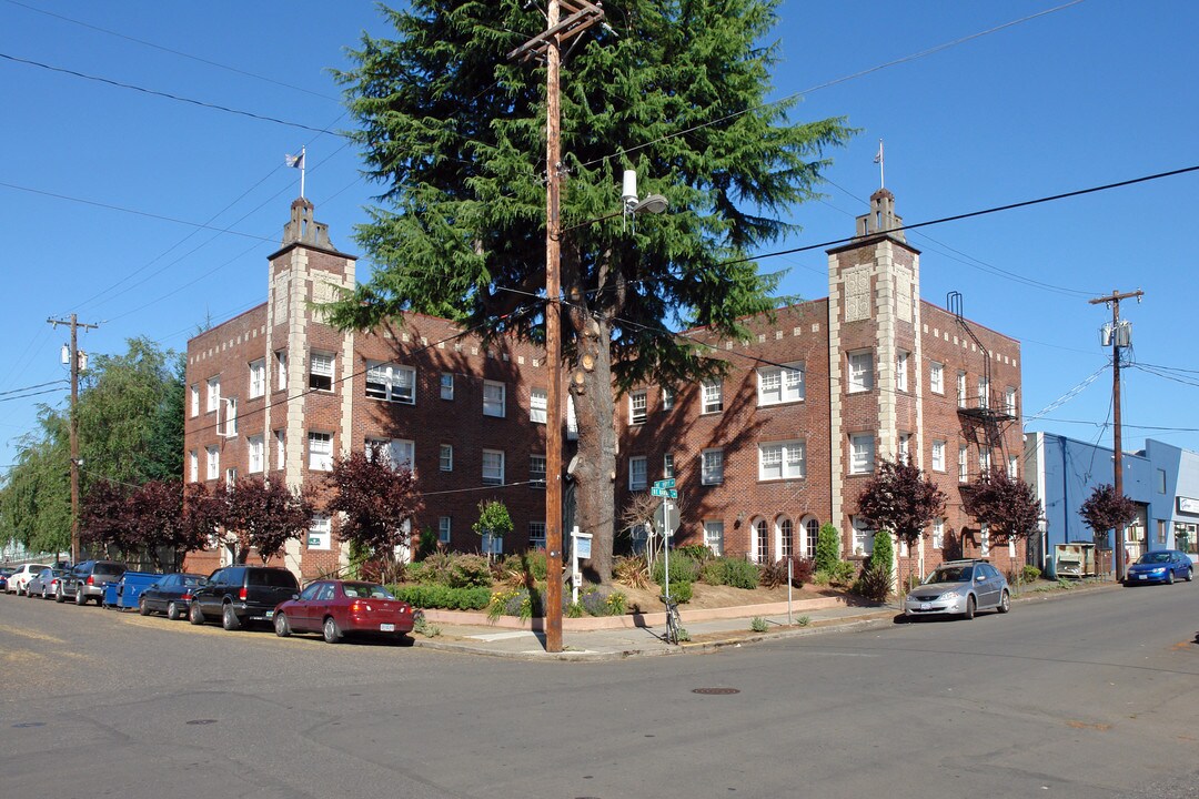 711 NE Randall Ave in Portland, OR - Building Photo