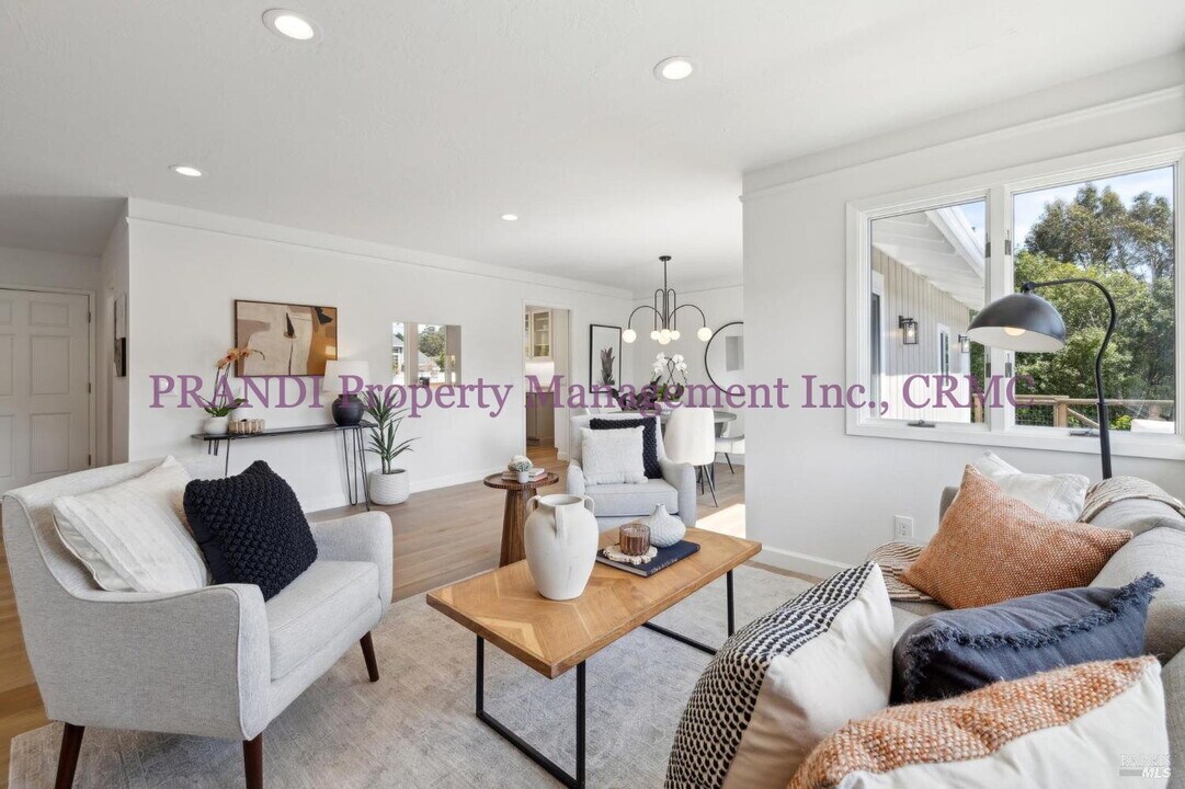 880 Chamberlain Ct in Mill Valley, CA - Building Photo