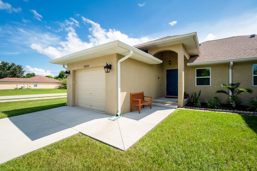 10525 Pendleton Ave in Englewood, FL - Building Photo
