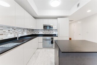 1010 Brickell Ave, Unit 1409 in Miami, FL - Foto de edificio - Building Photo