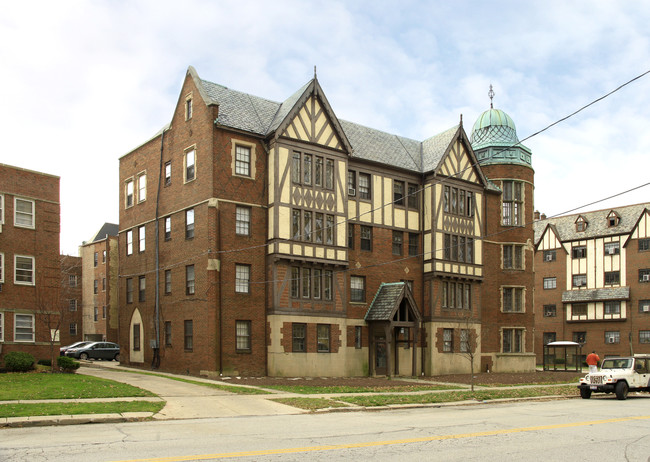 Spacious Apartment for Rent in Edgewater! in Lakewood, OH - Foto de edificio - Building Photo