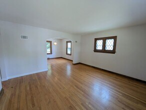 8638 Henrietta Ave in Brentwood, MO - Foto de edificio - Building Photo