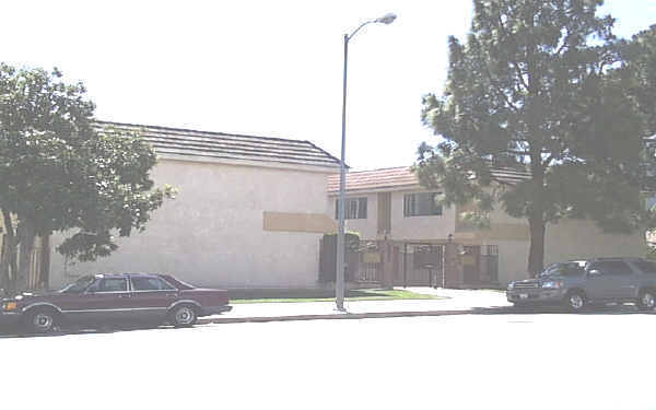 17322 Chatsworth St in Granada Hills, CA - Building Photo - Building Photo