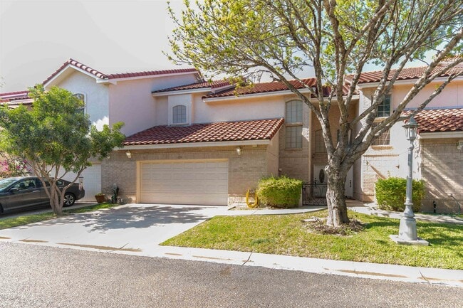 7521 Country Club Dr in Laredo, TX - Foto de edificio - Building Photo