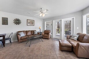 730 E Mather St in New Braunfels, TX - Building Photo