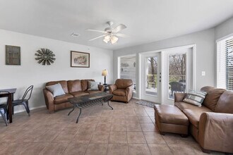 730 E Mather St in New Braunfels, TX - Foto de edificio - Building Photo