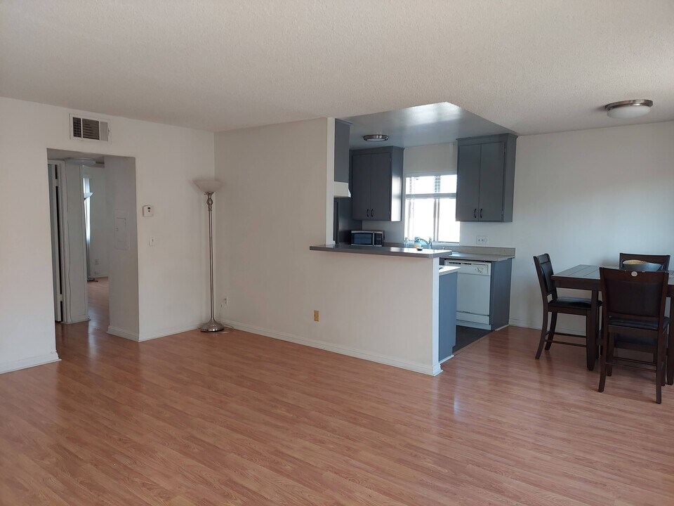 5232 Wilkinson Ave, Unit 2 in Valley Village, CA - Foto de edificio