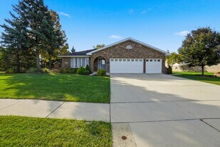 13141 W Stonewood Dr in Lockport, IL - Building Photo