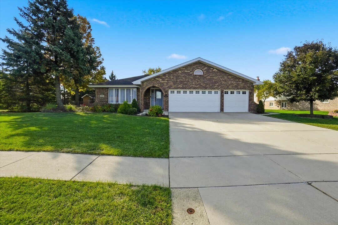 13141 W Stonewood Dr in Lockport, IL - Building Photo