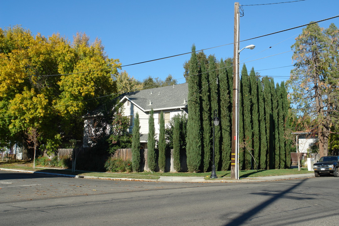 1300 W 5th St in Chico, CA - Building Photo