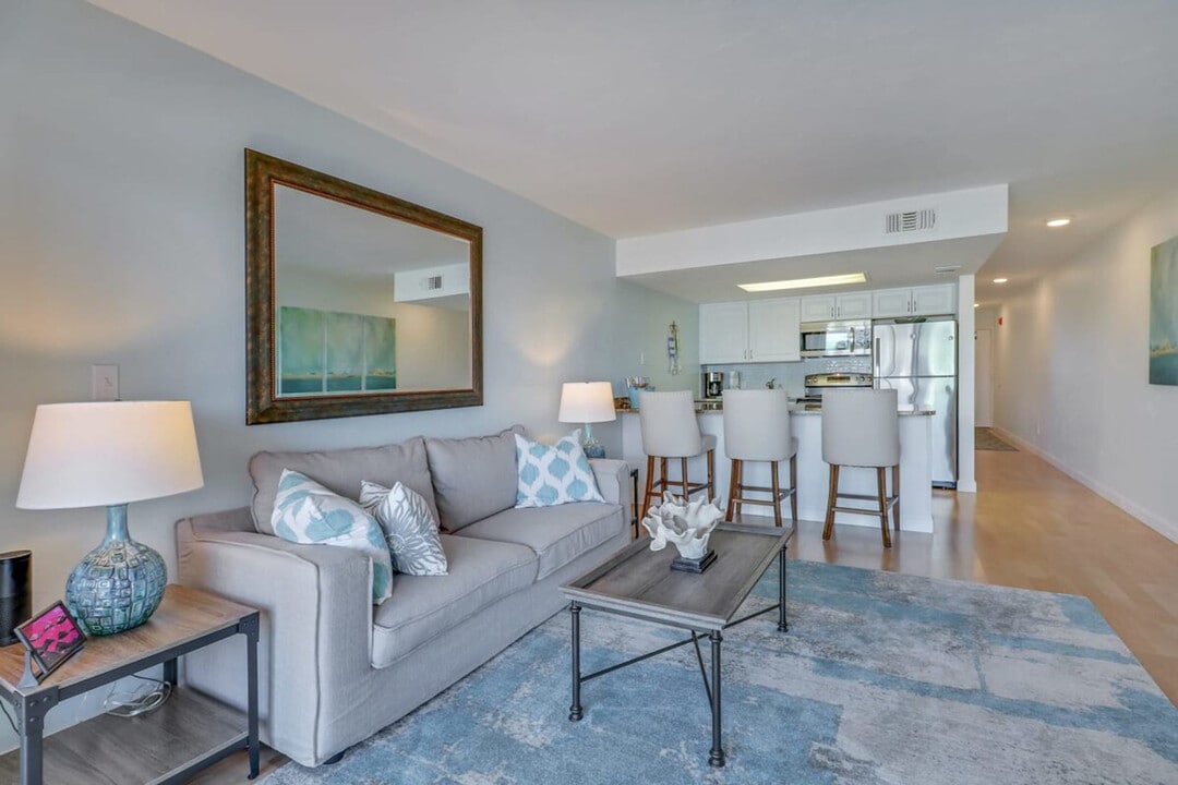 260 Southbay Dr in Naples, FL - Building Photo