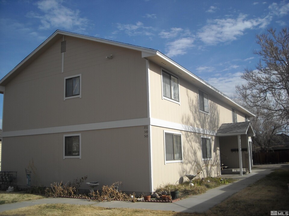 549 Douglas St in Fallon, NV - Foto de edificio