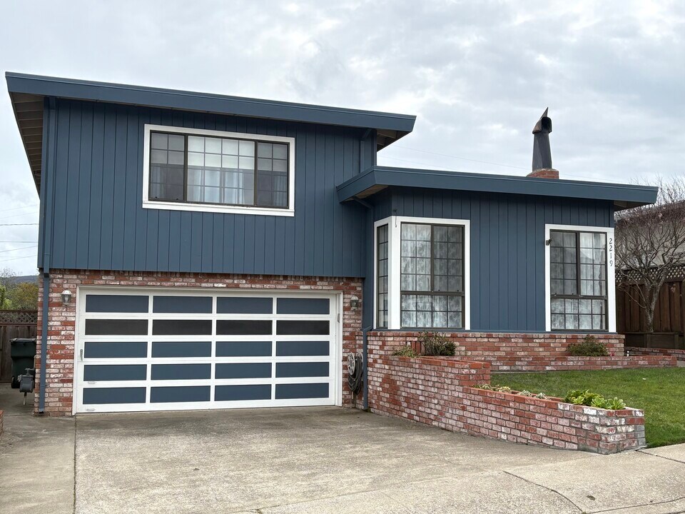 2219 Hamilton Ave in San Bruno, CA - Foto de edificio