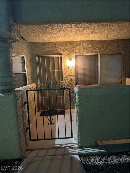 304 S Buffalo Dr, Unit 101 in Las Vegas, NV - Building Photo - Building Photo