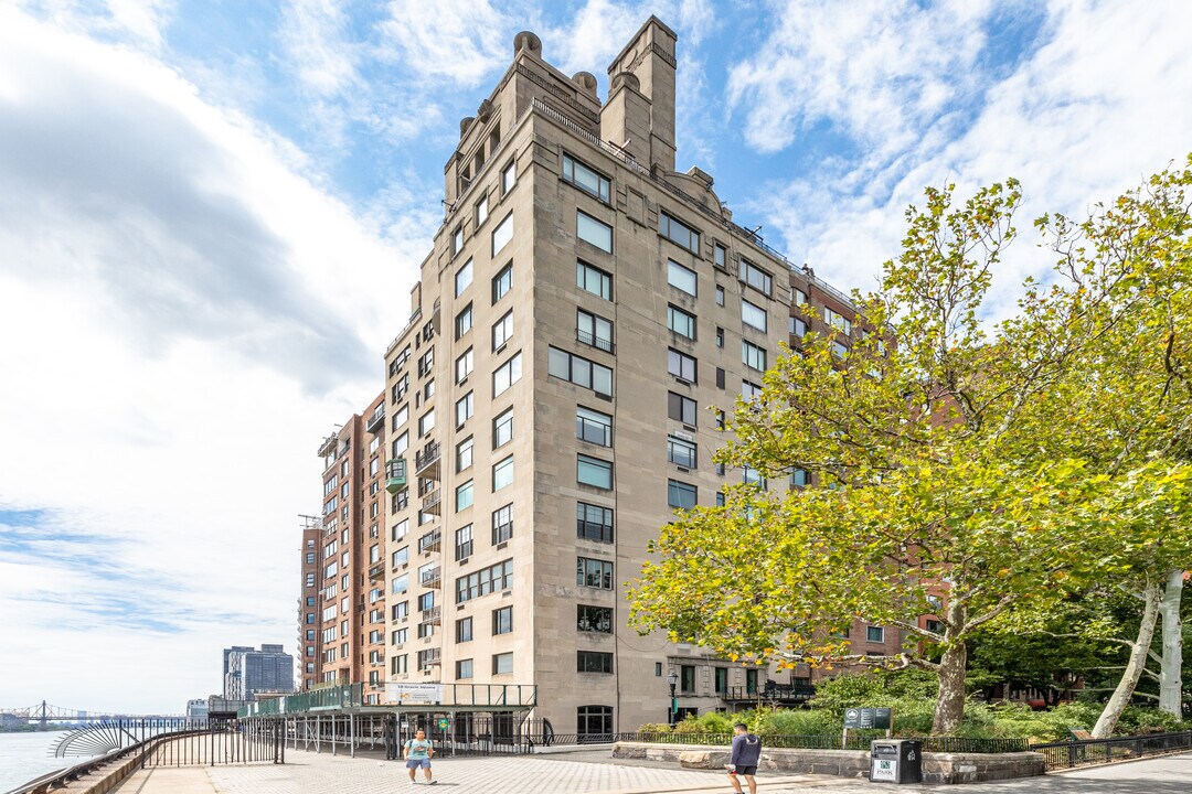 10 Gracie Sq in New York, NY - Building Photo