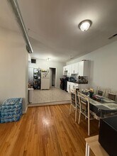 929 S Aberdeen St, Unit 929 2nd Floor in Chicago, IL - Foto de edificio - Building Photo