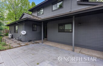 67 Kingsgate Rd in Lake Oswego, OR - Foto de edificio - Building Photo